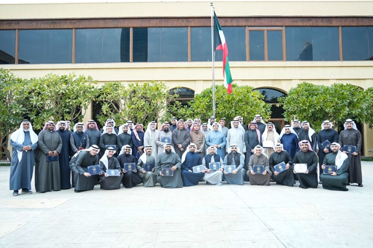 لقطة تذكارية للمشاركين بالدورة مع وزير الإعلام والثقافة ووزير الدولة لشؤون الشباب عبدالرحمن المطيري