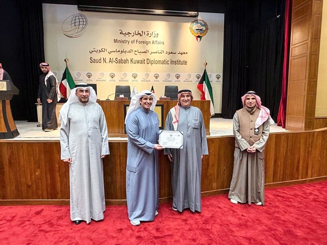 وزير الإعلام والثقافة وزير الدولة لشؤون الشباب عبدالرحمن المطيري خلال تكريم مجتازي دورة الإرشاد السياحي التطوعي الأولى