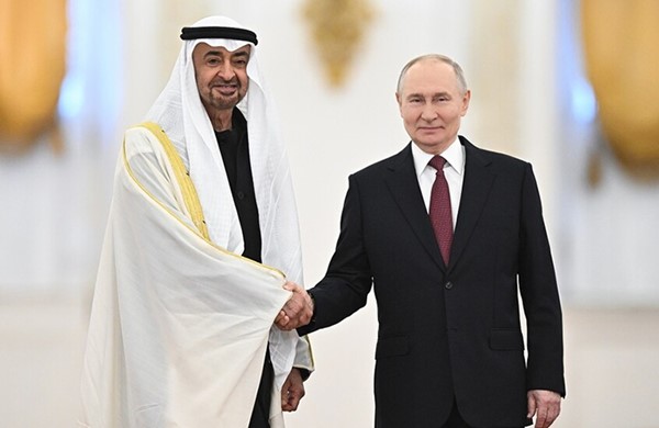 رئيس الإمارات يبحث مع نظيره الروسي في موسكو تعزيز الشراكة الإستراتيجية والقضايا الإقليمية والدولية