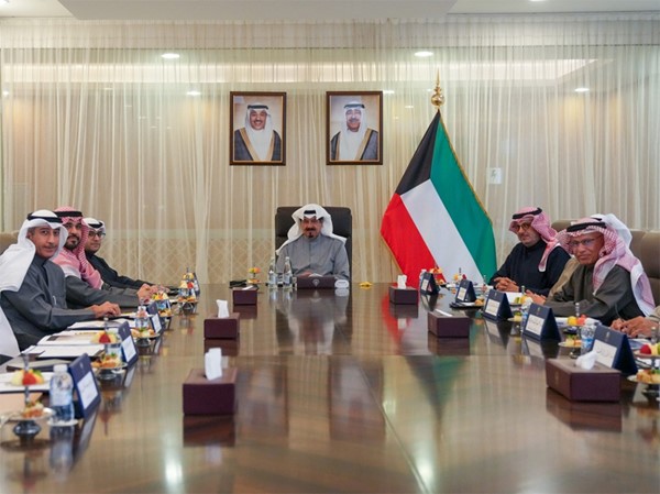 سمو الشيخ أحمد العبدالله رئيس مجلس الوزراء مترئسا في قصر بيان اجتماع اللجنة الوزارية رقم 45 لمتابعة تنفيذ المشاريع التنموية الكبرى في البلاد.