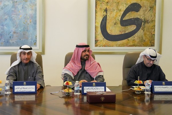 وزير الدولة لشؤون البلدية ووزير الدولة لشؤون الإسكان عبداللطيف المشاري ورئيس ديوان رئيس مجلس الوزراء بالإنابة الشيخ خالد محمد الخالد ورئيس إدارة الفتوى والتشريع المستشار صلاح الماجد
