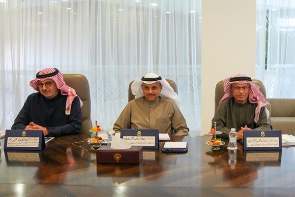 وزير الكهرباء والماء والطاقة المتجددة ووزير المالية ووزير الدولة للشؤون الاقتصادية والاستثمار بالوكالة د.صبيح المخيزيم ورئيس مجلس إدارة الجهاز المركزي للمناقصات العامة عصام المرزوق ووكيل وزارة الكهرباء والماء والطاقة المتجددة د.عادل الزامل