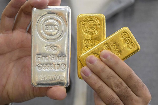 أسعار الذهب تتراجع بنحو 5% وتفقد أكثر من 300 دولار بالتعاملات الفورية