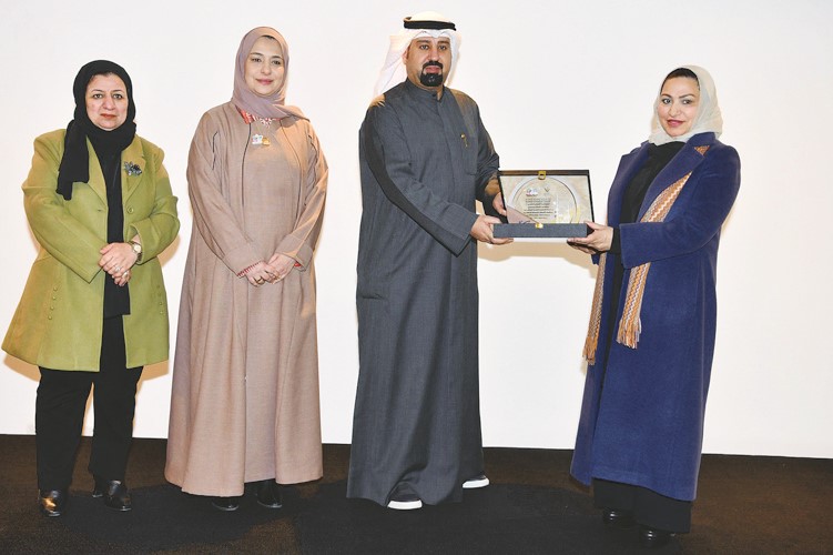 3الوكيل المساعد للشؤون الرعاية الصحية د.نادية الجمعة تكرم ممثلي الجمعيات التعاونية