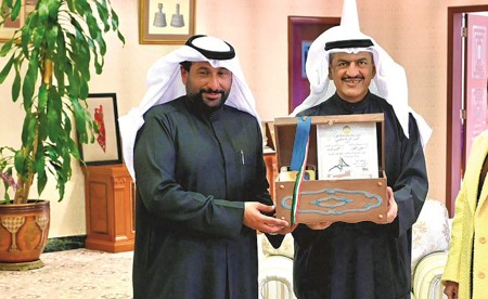 محافظ الجهراء بحث مع «توجيه التربية الفنية» تنظيم معرض «حبر»
