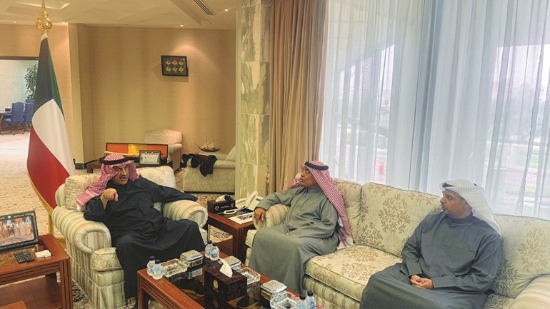محافظ الجهراء خلال استقباله رئيس وعضو الاتحاد الكويتي للرياضة للجميع