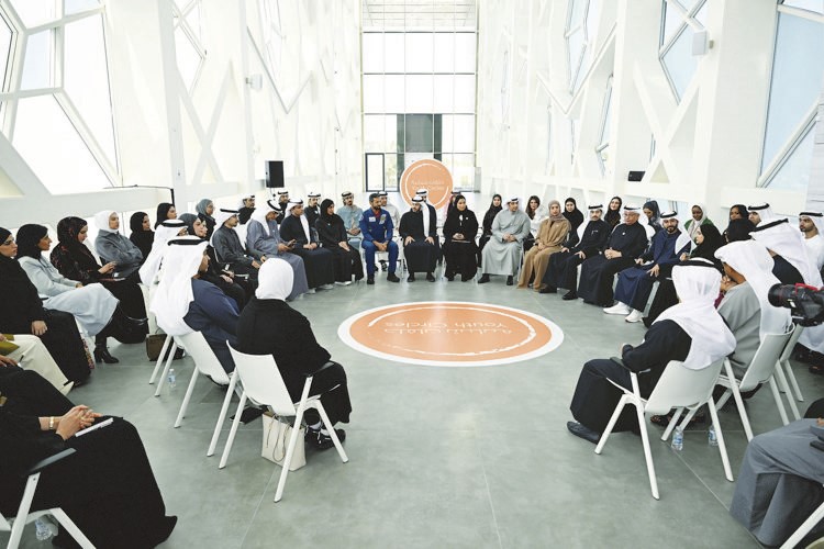 وزير الإعلام والثقافة ووزير الدولة لشؤون الشباب عبدالرحمن المطيري ووزير الدولة لشؤون الشباب الإماراتي د.سلطان النيادي مع المشاركين
 في الحلقة النقاشية									(ريليش كومار)