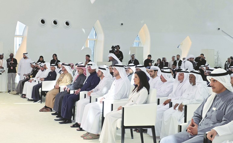 وزير الدفاع الشيخ عبدالله العلي ونائب رئيس مجلس الوزراء وزير الدفاع الإماراتي ولي عهد دبي سمو الشيخ حمدان بن محمد بن راشد ووزيرة الأشغال د.نورة المشعان 
ومحافظ العاصمة الشيخ عبدالله السالم ومحافظ الأحمدي الشيخ حمود الجابر