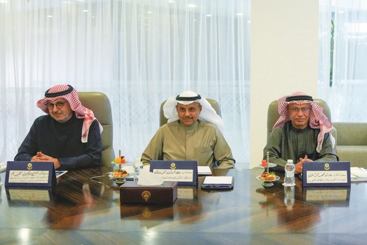 وزير الكهرباء والماء والطاقة المتجددة ووزير المالية ووزير الدولة للشؤون الاقتصادية والاستثمار بالوكالة د.صبيح المخيزيم ورئيس مجلس إدارة الجهاز المركزي للمناقصات العامة عصام المرزوق ووكيل وزارة الكهرباء والماء والطاقة المتجددة د.عادل الزامل