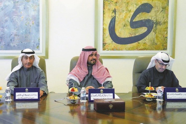 وزير الدولة لشؤون البلدية ووزير الدولة لشؤون الإسكان عبداللطيف المشاري ورئيس ديوان سمو رئيس مجلس الوزراء بالإنابة الشيخ خالد محمد الخالد ورئيس إدارة الفتوى والتشريع المستشار صلاح الماجد