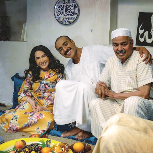 منصور البلوشي يتوسط عبدالرحمن العقل وهدى حسين في كواليس مسلسل الغميضة