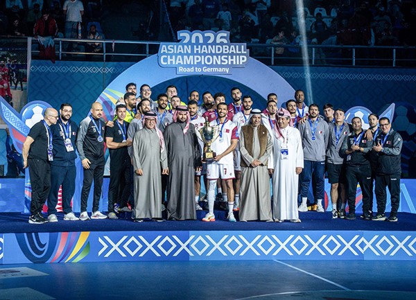  نائب رئيس اللجنة الأولمبية البحرينية الشيخ عيسى بن علي ورئيس الاتحاد القطري أحمد الشعبي يسلمان قائد المنتخب القطري كأس المركز الثاني