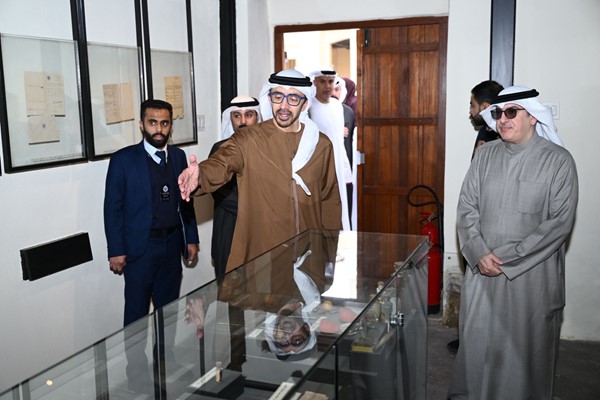 نائب رئيس الوزراء وزير خارجية الإمارات يزور "كشك الشيخ مبارك" في المباركية