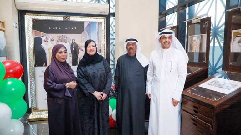 عدد من المشاركين في الجلسة الحوارية التي أقامتها جمعية الصحفيين الإماراتية