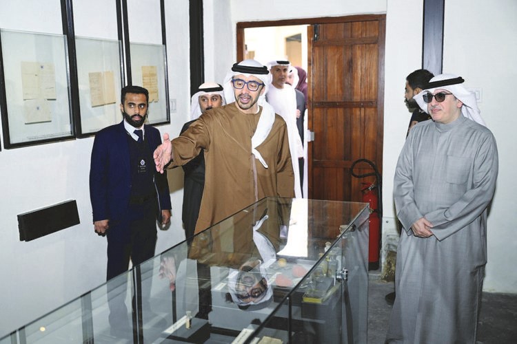نائب رئيس مجلس الوزراء وزير الخارجية في دولة الإمارات العربية المتحدة سمو الشيخ عبدالله بن زايد آل نهيان يطلع على مقتنيات كشك مبارك