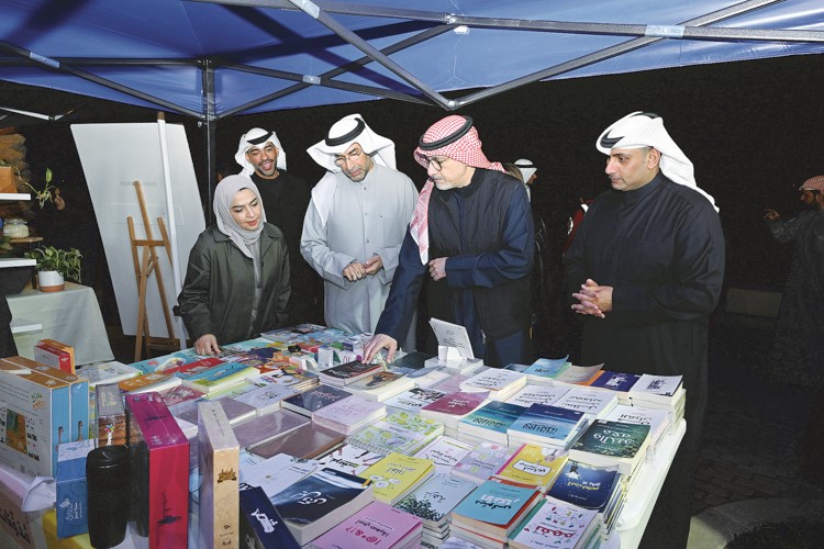وزير التجارة والصناعة خليفة العجيل ووكيل وزارة الإعلام د.ناصر محيسن خلال جولة في المعرض