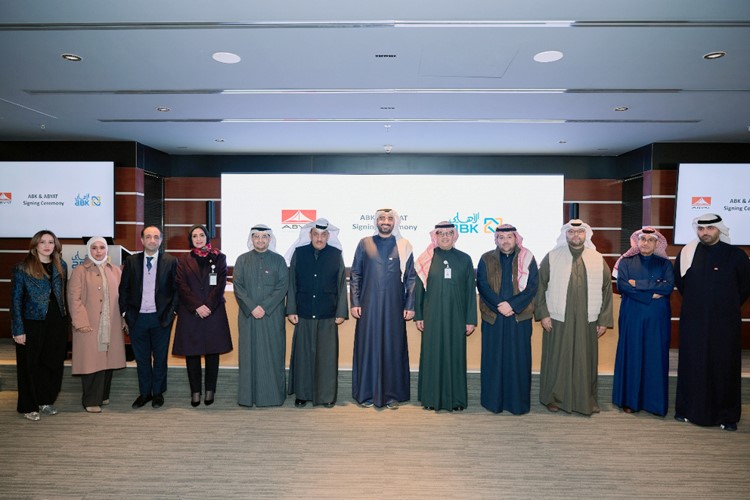 محمد القطان ومحمد أبل في لقطة جماعية مع ممثلي البنك الأهلي وشركة أبيات
