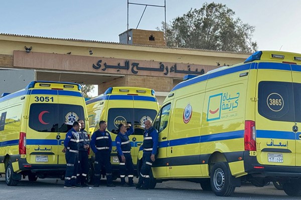 إعادة فتح معبر رفح بين قطاع غزة ومصر بشكل محدود وتجريبي