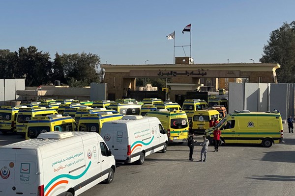 إعادة فتح معبر رفح بين قطاع غزة ومصر بشكل محدود وتجريبي