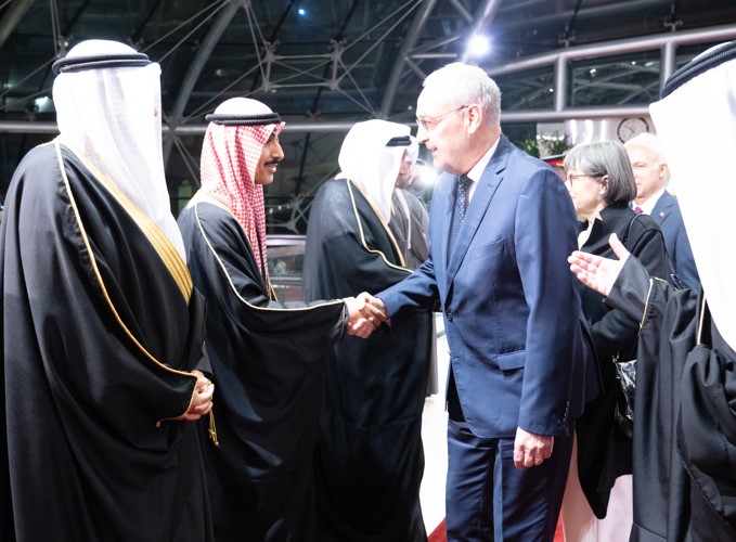 رئيس ديوان سمو ولي العهد الشيخ ثامر الجابر مرحبا برئيس الاتحاد السويسري