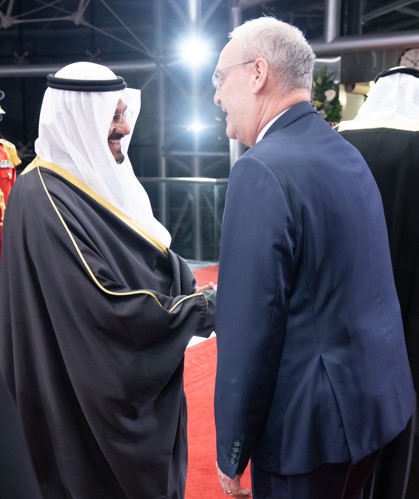 رئيس الوزراء سمو الشيخ أحمد العبدالله مصافحا الرئيس السويسري