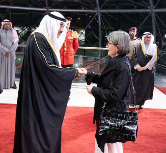 سمو ولي العهد الشيخ صباح الخالد مرحبا بحرم رئيس الاتحاد السويسري