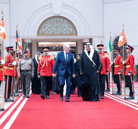 سمو ولي العهد الشيخ صباح الخالد مستقبلا رئيس الاتحاد السويسري غي بارميلان