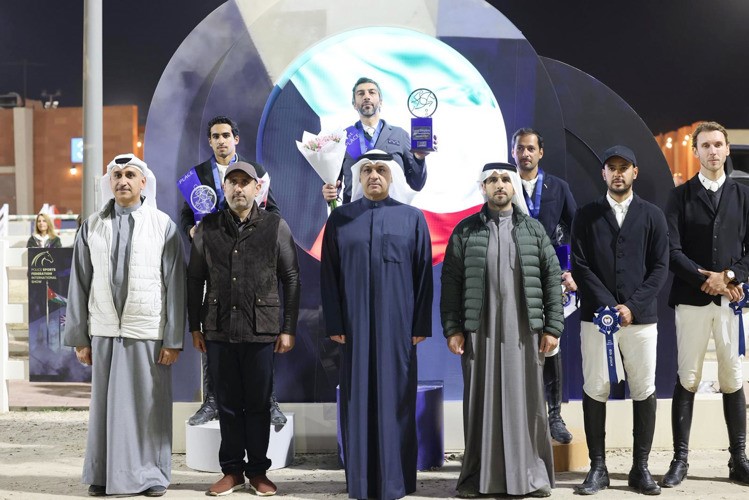 وكيل وزارة الداخلية اللواء عبدالوهاب الوهيب متوسطا رئيس اللجنة الأولمبية الكويتية الشيخ فهد ناصر صباح الأحمد والعميد ركن بحري الشيخ مبارك اليوسف