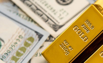 الذهب يواصل انخفاضه ويسجل 4563.36 دولاراً للأونصة