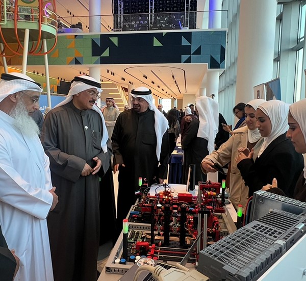 وزير التربية: إدخال مفاهيم التكنولوجيا والذكاء الاصطناعي ضمن مناهجنا الدراسية «بشكل مدروس»