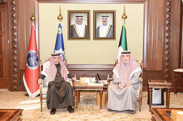 النائب الأول لرئيس مجلس الوزراء ووزير الداخلية الشيخ فهد اليوسف مستقبلا الأمين العام لمجلس وزراء الداخلية العرب محمد كومان