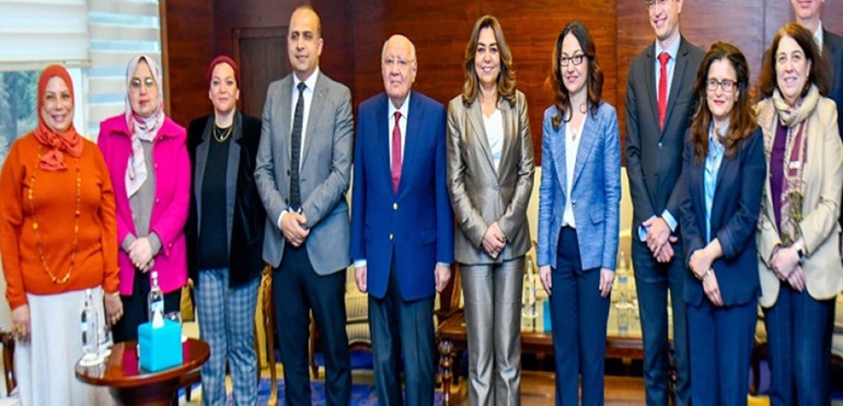 د.منال عوض وزيرة التنمية المحلية والقائم بأعمال وزير البيئة قبيل الاجتماع الموسع مع بعثة البنك الدولي