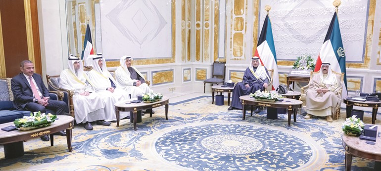 صاحب السمو الأمير الشيخ مشعل الأحمد وسمو ولي العهد الشيخ صباح الخالد ووزير الديوان الأميري الشيخ حمد جابر العلي ومدير مكتب صاحب السمو الأمير الفريق متقاعد جمال الذياب ووكيل الديوان الأميري الشيخ عبدالعزيز مشعل المبارك ووكيل الشؤون الخارجية بالديوان الأميري مازن العيسى