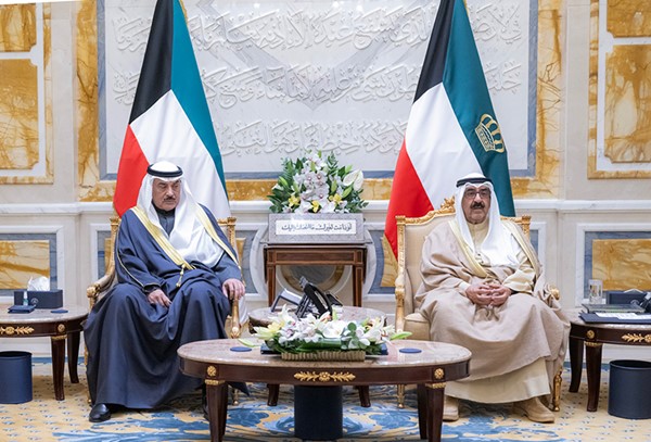 صاحب السمو الأمير الشيخ مشعل الأحمد وسمو ولي العهد الشيخ صباح الخالد خلال أداء الوزراء الجدد اليمين الدستورية