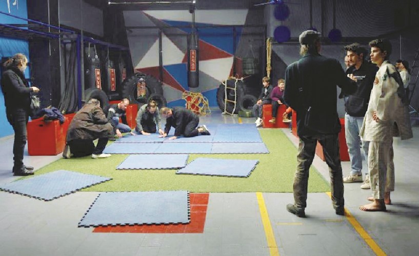 «الفنون القتالية» كوميديا سوداء