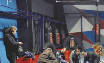 «الفنون القتالية» كوميديا سوداء