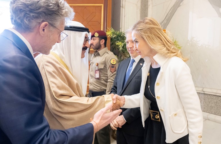 صاحب السمو الأمير الشيخ مشعل الأحمد مصافحا الوفد المرافق للرئيس السويسري