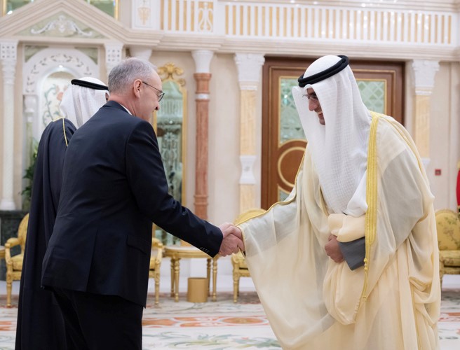الشيخ سعود سالم العبد العزيز مصافحا ضيف الكويت