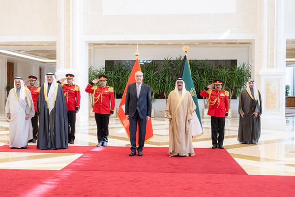 صاحب السمو الأمير الشيخ مشعل الأحمد خلال استقبال الرئيس غي بارميلان رئيس الاتحاد السويسري بحضور سمو ولي العهد الشيخ صباح الخالد ورئيس الوزراء سمو الشيخ أحمد العبدالله
