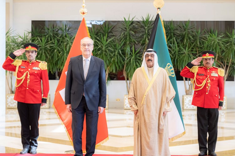 صاحب السمو الأمير الشيخ مشعل الأحمد خلال مراسم استقبال الرئيس غي بارميلان رئيس الاتحاد السويسري