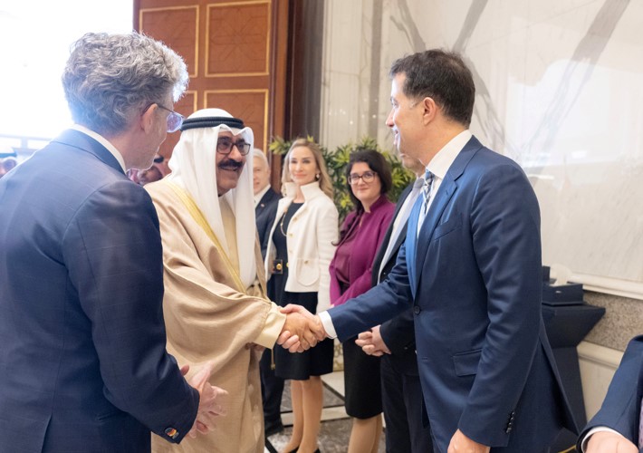 صاحب السمو الأمير الشيخ مشعل الأحمد مصافحا أعضاء الوفد السويسري