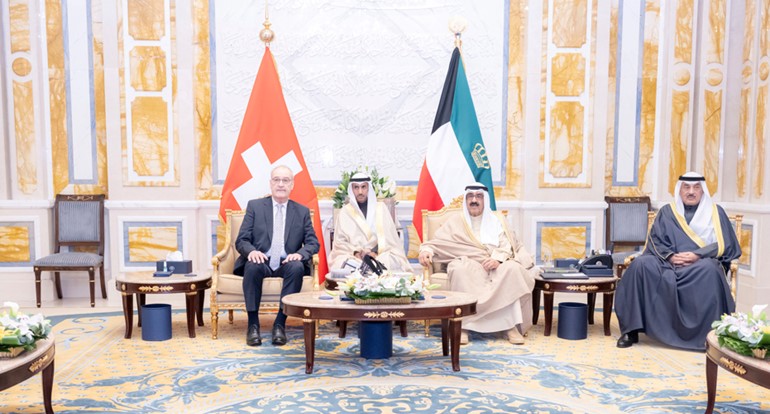 صاحب السمو الأمير الشيخ مشعل الأحمد خلال المباحثات الرسمية مع الرئيس غي بارميلان رئيس الاتحاد السويسري بحضور سمو ولي العهد الشيخ صباح الخالد