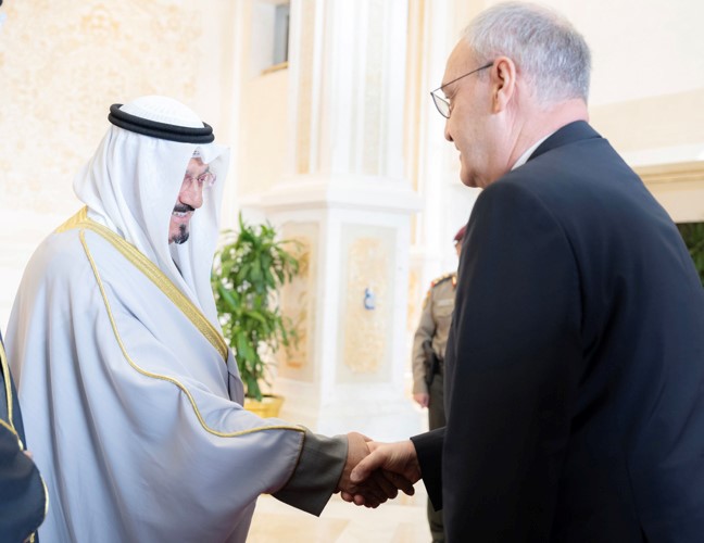 رئيس الوزراء سمو الشيخ أحمد العبدالله مصافحا ضيف الكويت
