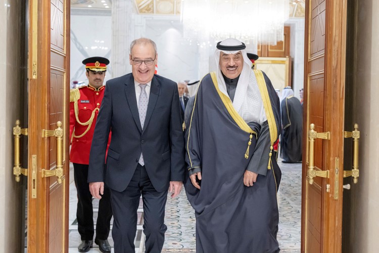 سمو ولي العهد الشيخ صباح الخالد خلال اللقاء مع رئيس الاتحاد السويسري