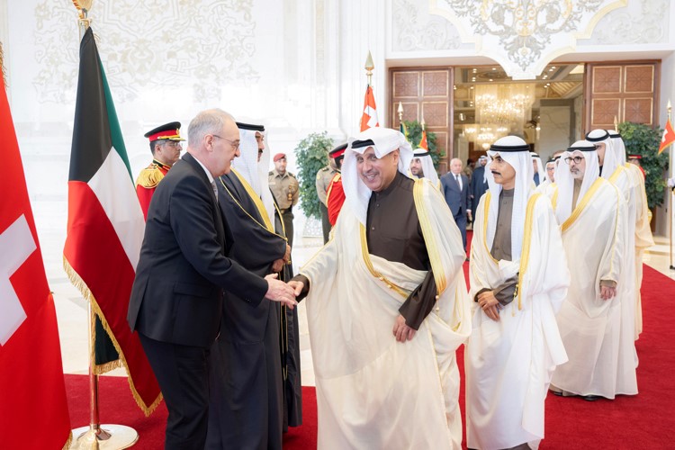 وزير الديوان الأميري الشيخ حمد جابر العلي و رئيس ديوان سمو ولي العهد الشيخ ثامر الجابر ووزير الخارجية الشيخ جراح الجابر خلال استقبال الرئيس السويسري