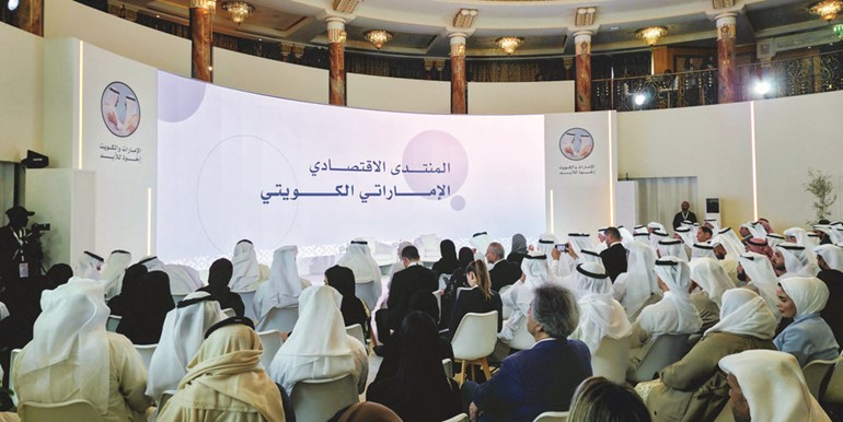 مشهد لانعقاد المنتدى الاقتصادي الإماراتي - الكويتي في دبي بحضور نخبة من المسؤولين ورجال الأعمال