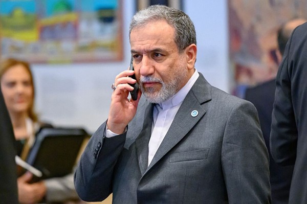 الرئيس الإيراني يكلّف عراقجي مهمة تمثيل طهران في المفاوضات مع واشنطن