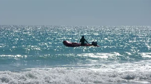 مراهق أسترالي «شُجاع» يسبح 4 ساعات ليطلب النجدة لإنقاذ عائلته في عرض البحر