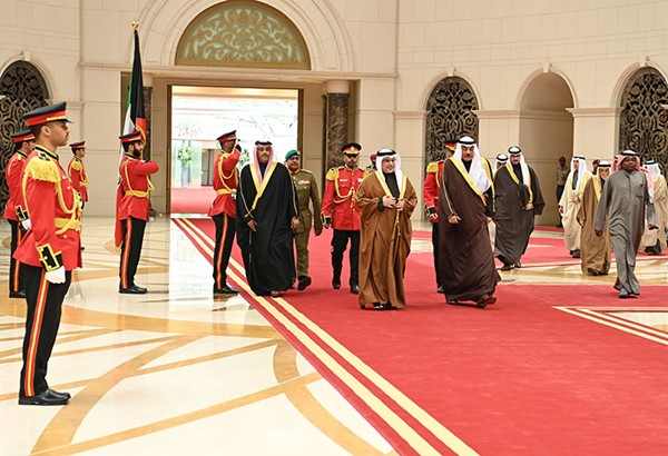ولي العهد رئيس مجلس الوزراء في مملكة البحرين يصل إلى البلاد في زيارة رسمية