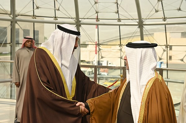 ولي العهد رئيس مجلس الوزراء في مملكة البحرين يصل إلى البلاد في زيارة رسمية